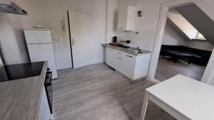 80qm 2-3 Zimmer Wohnung in Uninähe Hauptbahnhofnähe 4 Einzelbetten 2 Duschen Wohnküche neu