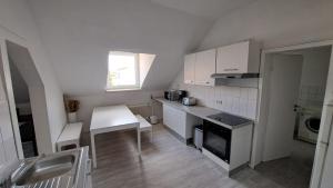 80qm 2-3 Zimmer Wohnung in Uninähe Hauptbahnhofnähe 4 Einzelbetten 2 Duschen Wohnküche neu