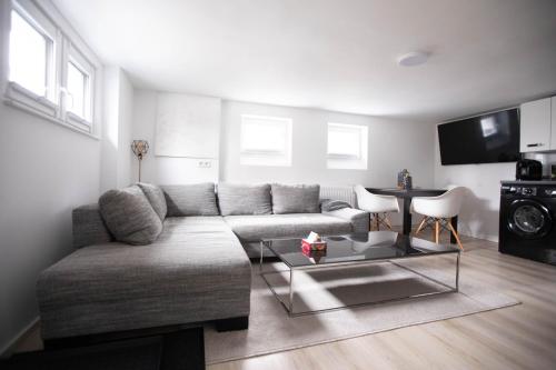 80qm Apartment, WLAN, Parkplatz, 4 Rooms, Smart TV, Keller Basement