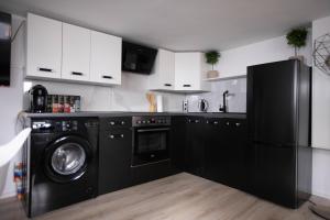 80qm Apartment, WLAN, Parkplatz, 4 Rooms, Smart TV, Keller Basement