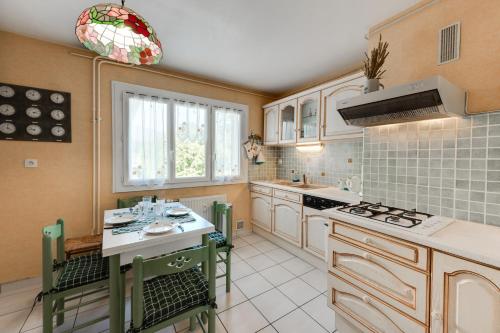 85 m2, calme , parking, centre ville