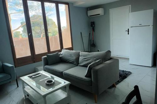 90 m quiet with balcony near downtown