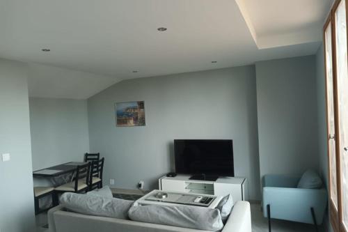 90 m quiet with balcony near downtown