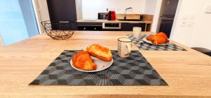 A 2 PAS DU LAC - WIFI - Garage - Netflix - Disney+ - Lac