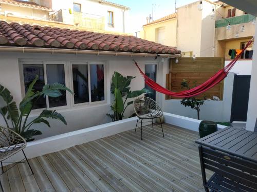a 2 pas du port, rez de jardin, Port love