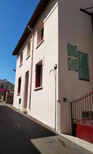 a 2 pas du port, rez de jardin, Port love