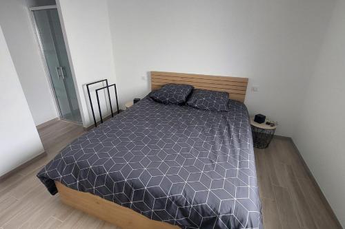 A 3 mn à pied de la plage petit collectif neuf grand confort pour 12 pers