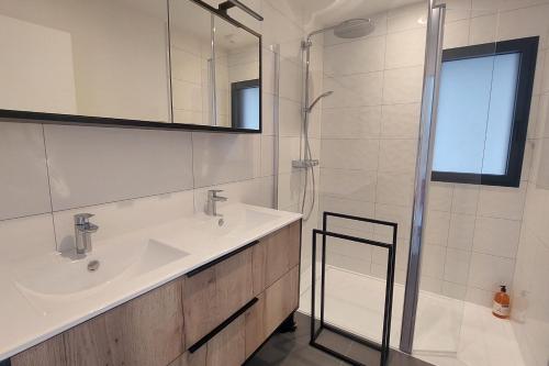 A 3 mn à pied de la plage petit collectif neuf grand confort pour 12 pers