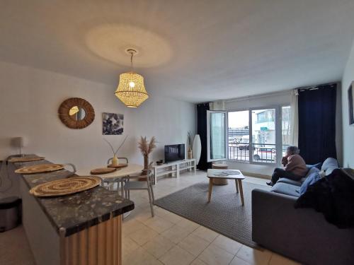 À 50 mètres de la plage et 10 minutes du Vieux Port 70m2 sur la Corniche vue mer