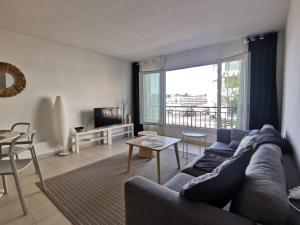 À 50 mètres de la plage et 10 minutes du Vieux Port 70m2 sur la Corniche vue mer