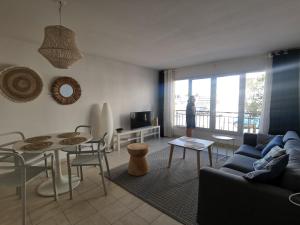 À 50 mètres de la plage et 10 minutes du Vieux Port 70m2 sur la Corniche vue mer