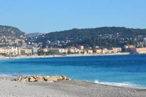 A 50 mètres de la plage et de la promenade des anglais