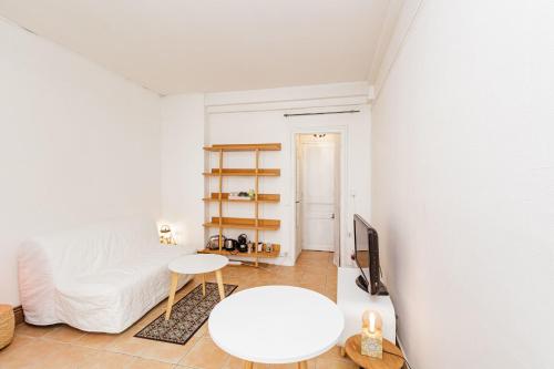 A bright studio near Paris