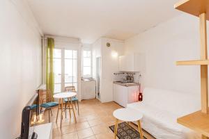 A bright studio near Paris