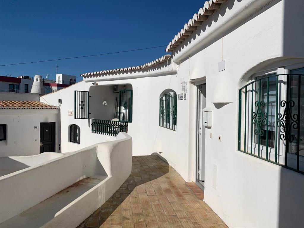 A CASINHA - Pateo Aldeia Av. Dr.Francisco Sá Carneiro 1 andar AT307 Pateo da Aldeia - Areias São João, 8200-340 Albufeira