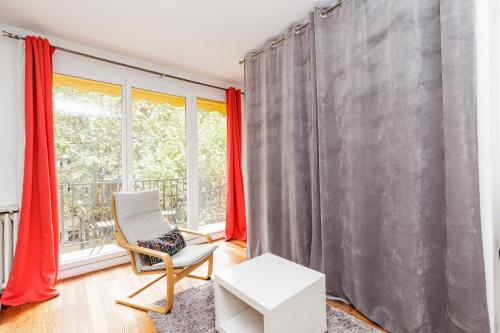 A cosy nest with a balcony near the Seine