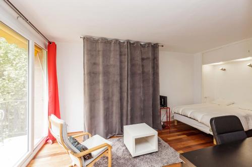 A cosy nest with a balcony near the Seine