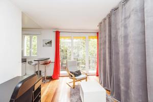 A cosy nest with a balcony near the Seine