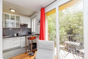 A cosy nest with a balcony near the Seine