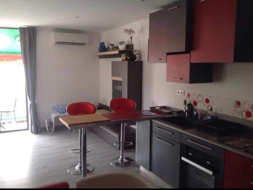 A deux minutes de la plage, situé en plein centre. Rue des Alliés, 30240 Le Grau-du-Roi
