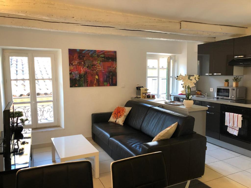 À deux pas du Palais des Festivals , deux pièces dans le bas du quartier historique du Suquet à Cannes 8 Rue de la Miséricorde, 06400 Cannes