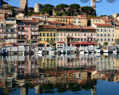 À deux pas du Palais des Festivals , deux pièces dans le bas du quartier historique du Suquet à Cannes