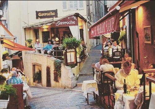 À deux pas du Palais des Festivals , deux pièces dans le bas du quartier historique du Suquet à Cannes
