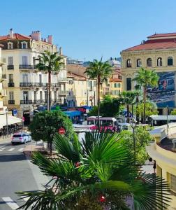 À deux pas du Palais des Festivals , deux pièces dans le bas du quartier historique du Suquet à Cannes