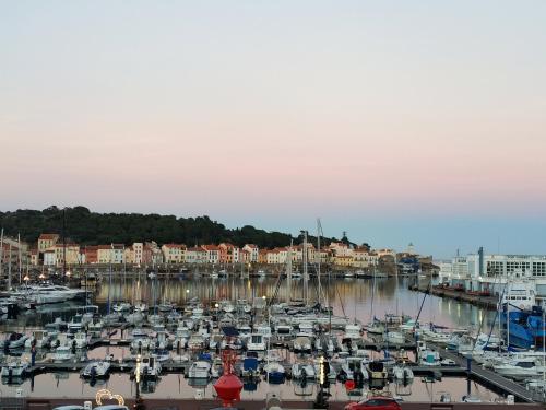 a deux pas du port, grand balcon