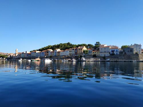 a deux pas du port, grand balcon