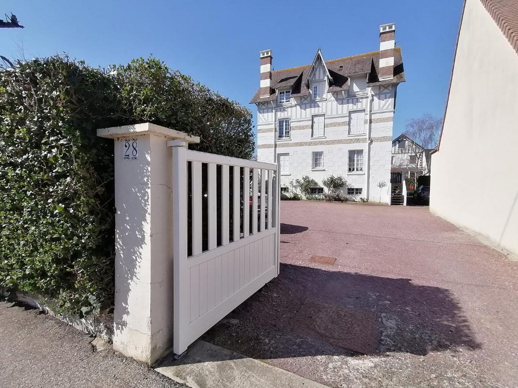 A la \ 28 Rue des Ravenelles, 14640 Villers-sur-Mer