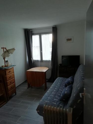 A louer studio situé au clos saint Martin