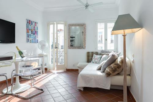 A lovely split level townhouse in the heart of Cannes next to the Marche Forville and the Palais 1749