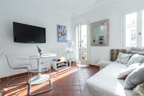 A lovely split level townhouse in the heart of Cannes next to the Marche Forville and the Palais 1749