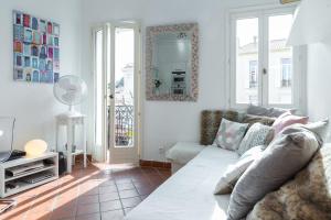 A lovely split level townhouse in the heart of Cannes next to the Marche Forville and the Palais 1749