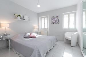 A lovely split level townhouse in the heart of Cannes next to the Marche Forville and the Palais 1749