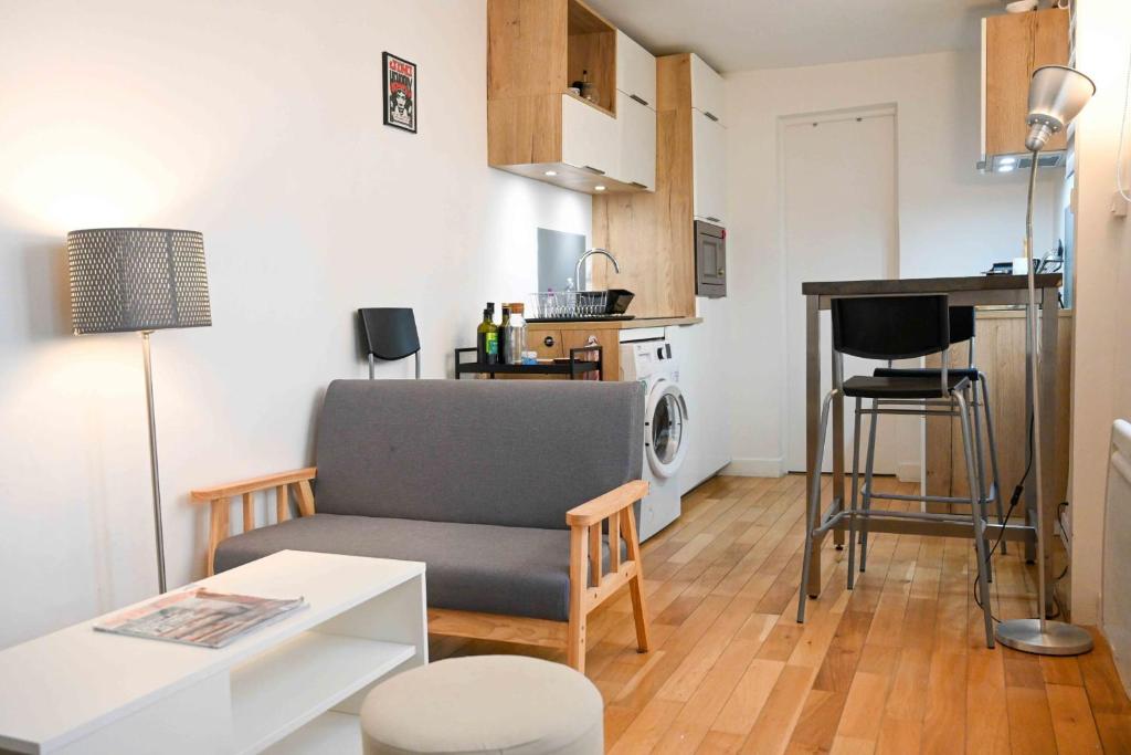 A small love nest for 2 near the center of Paris 32 Rue Notre Dame de Nazareth, 75003 Paris