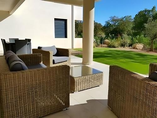 A SUARA- CORSE- APPARTEMENT 2 chambres 5 à 7 pers, jardin et piscine
