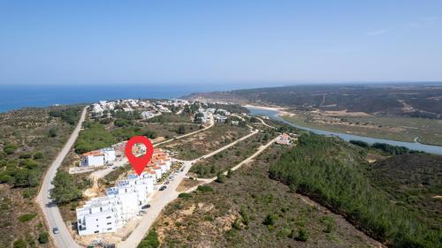 A TARAMBOLA - Walking distance to Monte Clerigo and Amoreira beaches