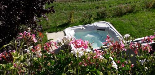 A4 km de Megève très joli studio avec jacuzzi ,vue sur les montagnes au calme