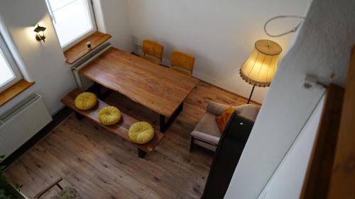 Abenteuerwohnung mit großem Esstisch und Terrasse