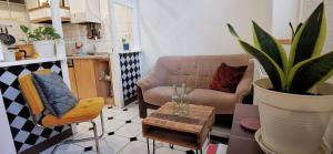 Abenteuerwohnung mit großem Esstisch und Terrasse