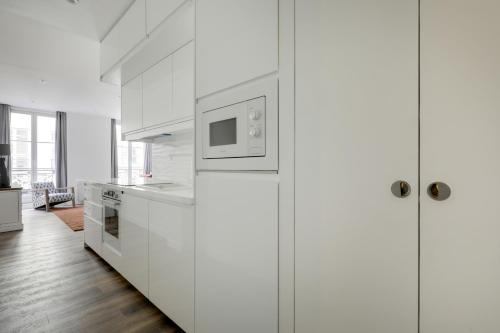AC 4 people apartment Louvres Place Vendome Paris center by Weekome