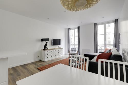 AC 4 people apartment Louvres Place Vendome Paris center by Weekome