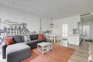 AC 4 people apartment Louvres Place Vendome Paris center by Weekome