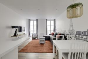 AC 4 people apartment Louvres Place Vendome Paris center by Weekome
