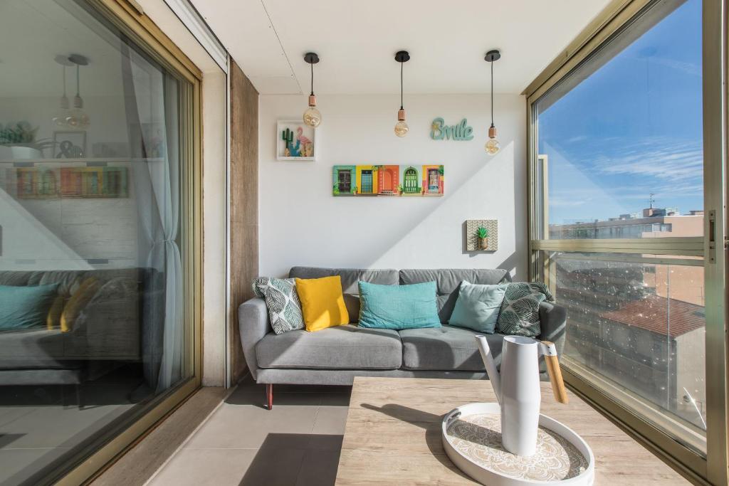 Admire Panoramic Ocean Views Through Walls of Windows 5th floor 17, Rue Edith Cavell, 06400 Cannes