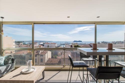 Admire Panoramic Ocean Views Through Walls of Windows