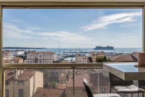 Admire Panoramic Ocean Views Through Walls of Windows