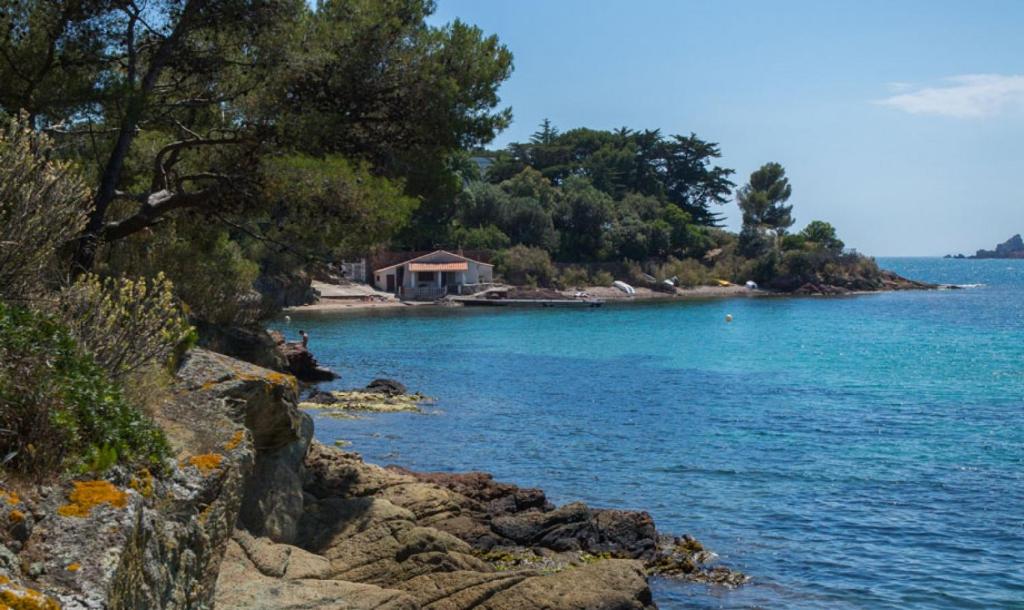 AGAY le pti bonheur 60m2 rez de jardin, en bord de mer Residence Tamaris 1 Boulevard de la Baumette, 83530 Saint-Raphaël